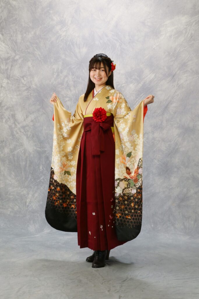 成人の節目を祝う大学生の卒業袴写真