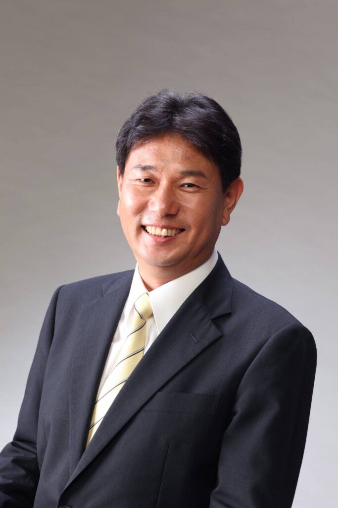 市民の声に耳を傾ける候補者を写した選挙ポスター写真