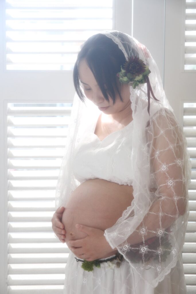 母子の絆と幸せを表現したマタニティフォト