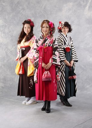 卒業と将来への期待が輝く大学生の袴ポートレー