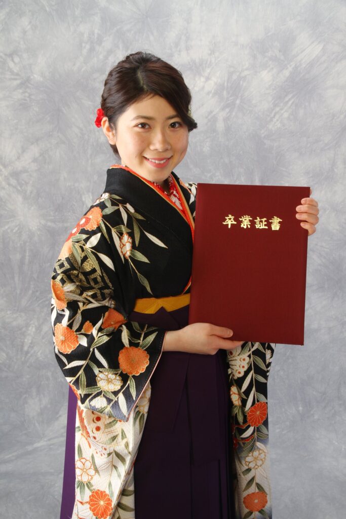 成長と未来への希望を胸に抱く大学生の卒業袴写真